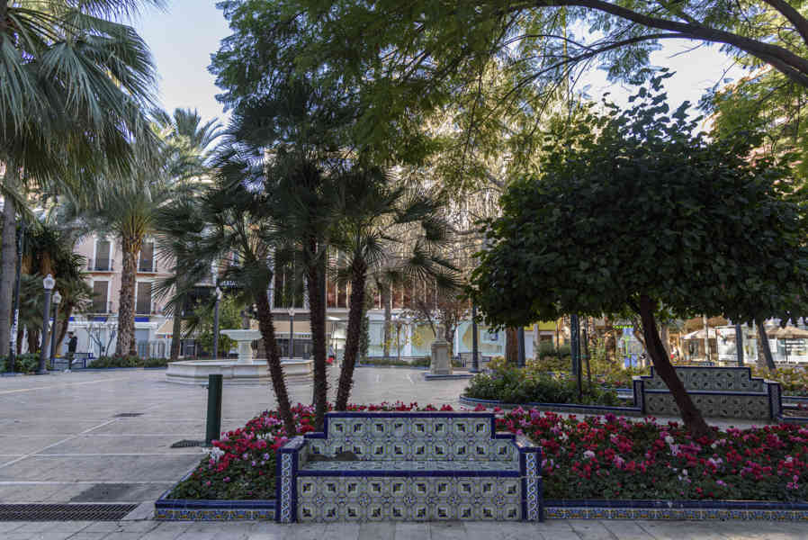 Alicante - Elche 31 - plaza de D. Julio María López de Orozco.jpg